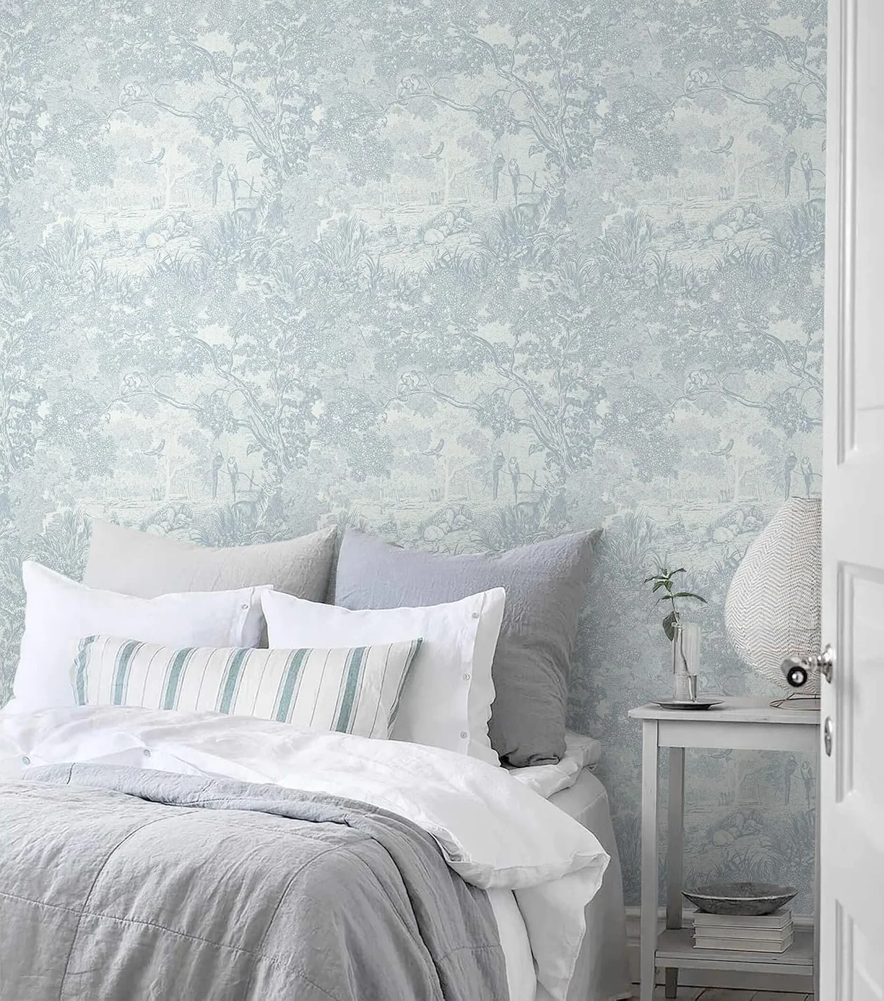 Heroad Blue and White Vintage Floral peel and stick wallpaper in a room