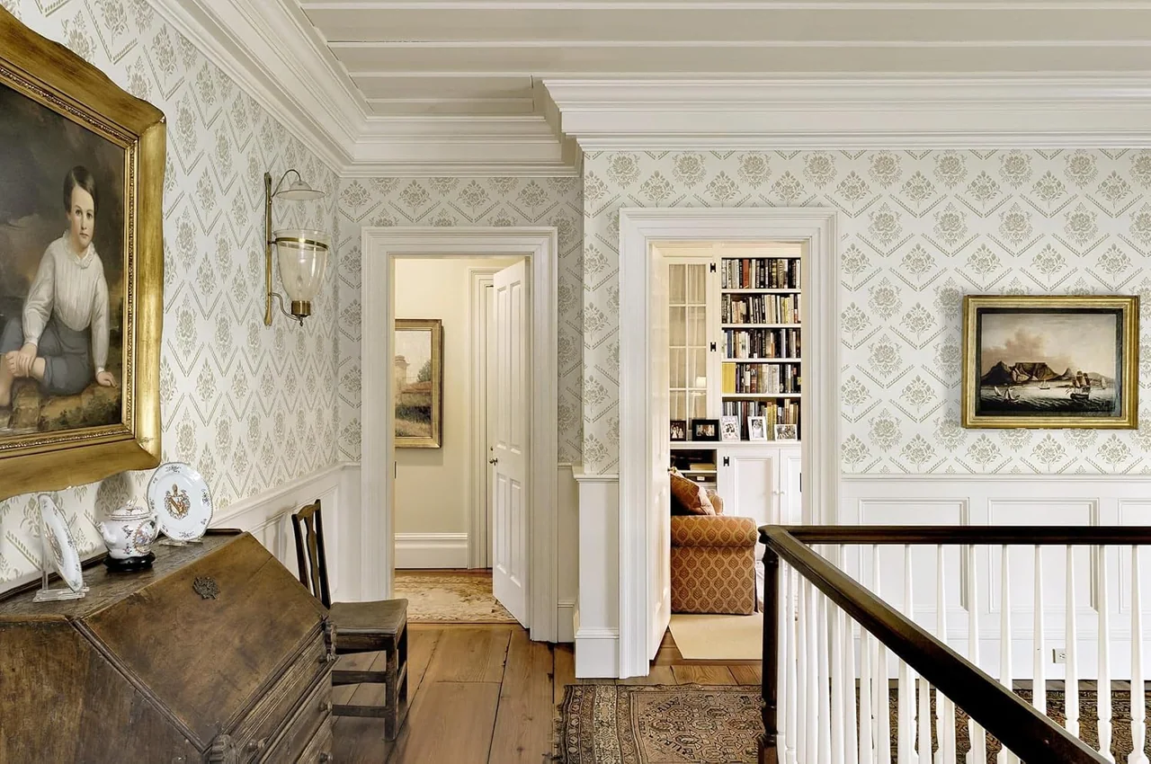 Heroad Neutral Vintage Floral peel and stick wallpaper in a room