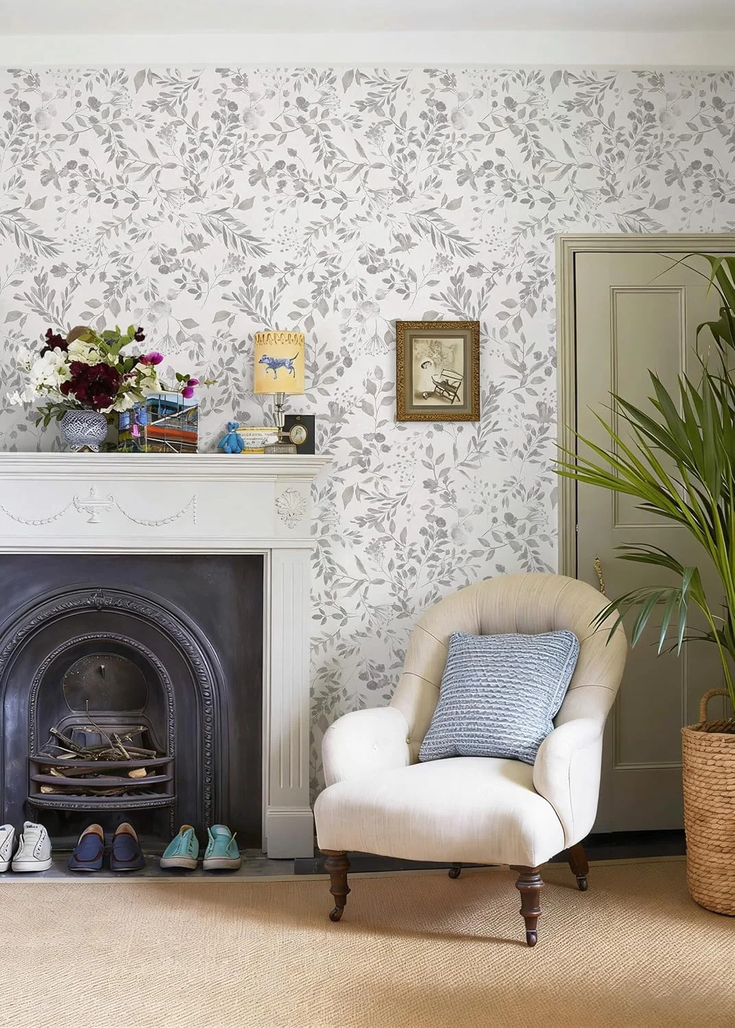 Heroad Grey Vintage Botanical peel and stick wallpaper in a room
