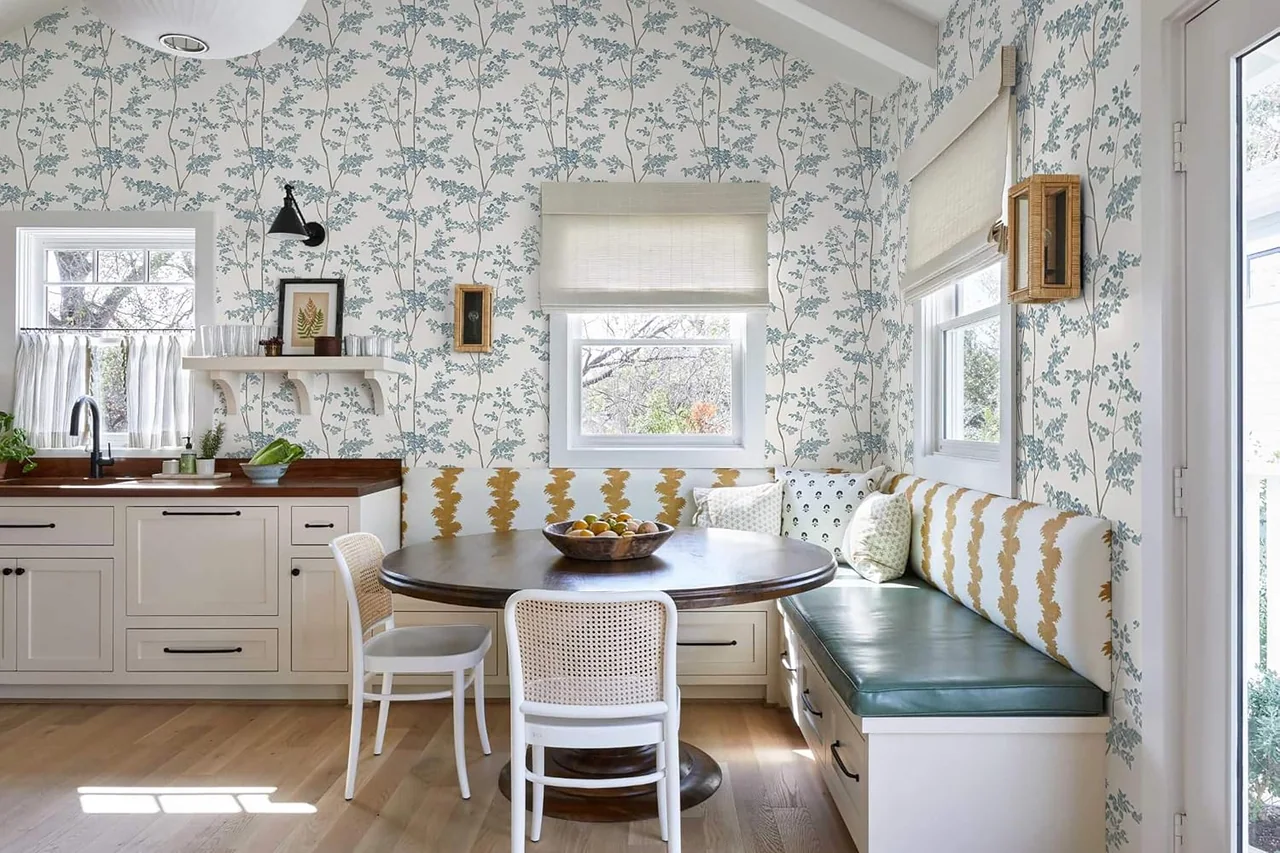 Heroad Blue and White Cottage Leaf peel and stick wallpaper in a room
