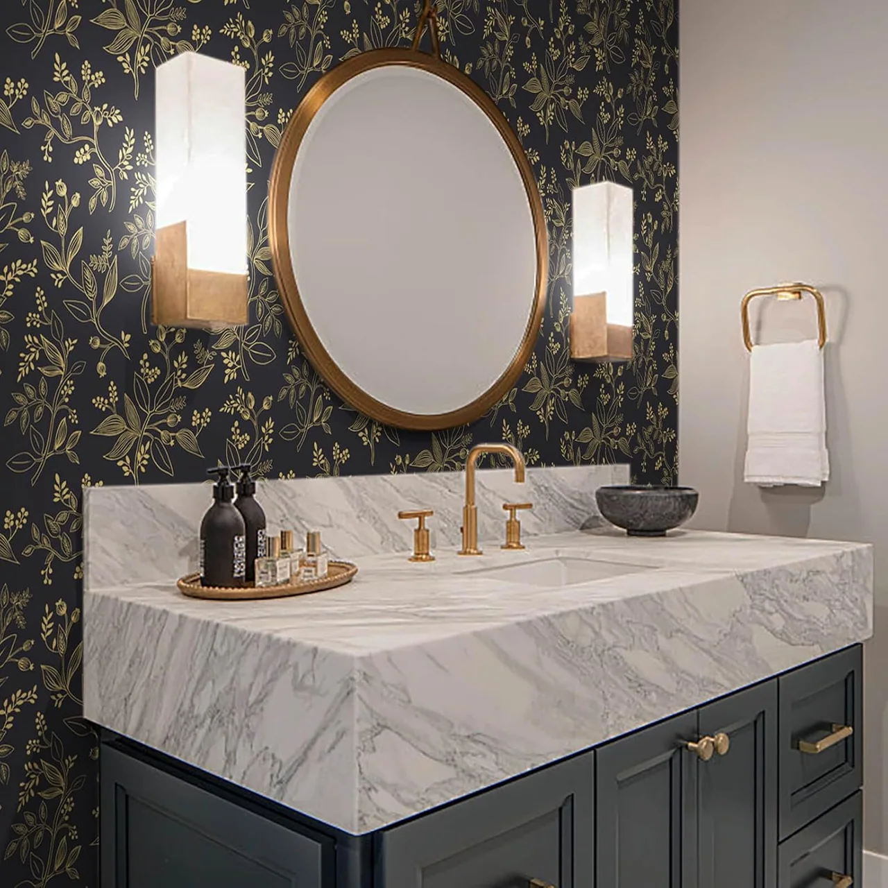 Heroad Black and Gold Modern Floral peel and stick wallpaper in a room