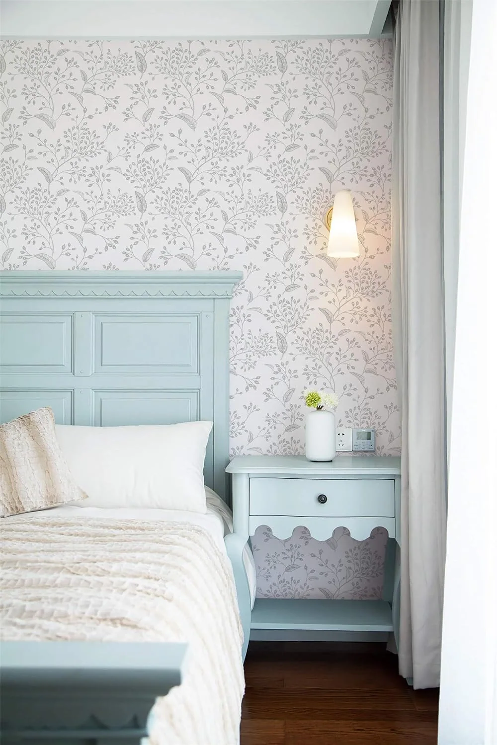 Heroad White and Silver Floral peel and stick wallpaper in a room