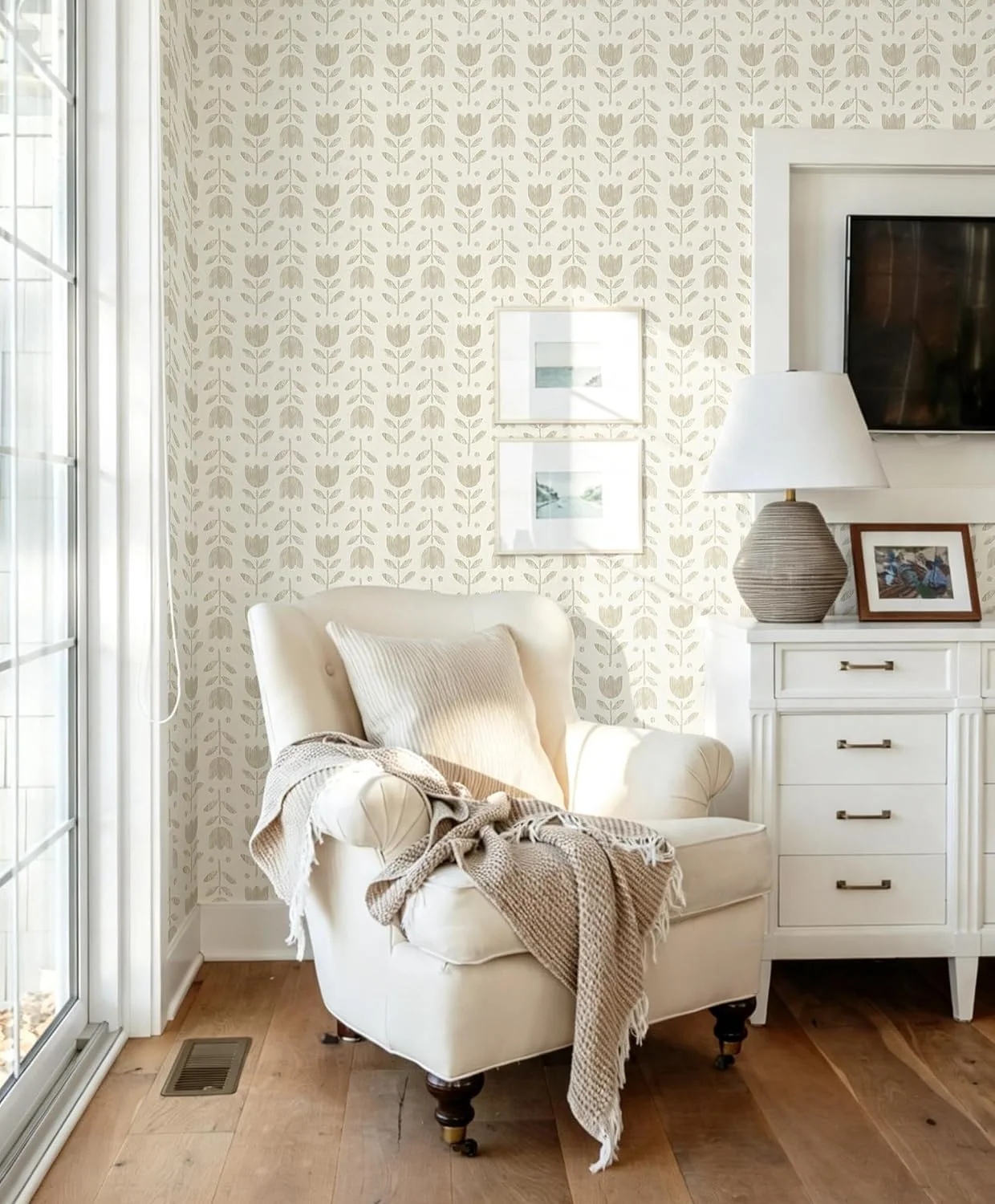 Heroad Beige Tulip peel and stick wallpaper in a room