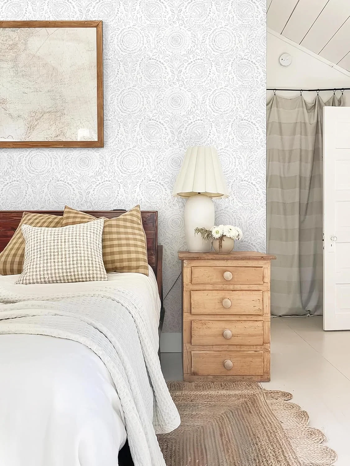 Heroad Grey Modern Floral peel and stick wallpaper in a room