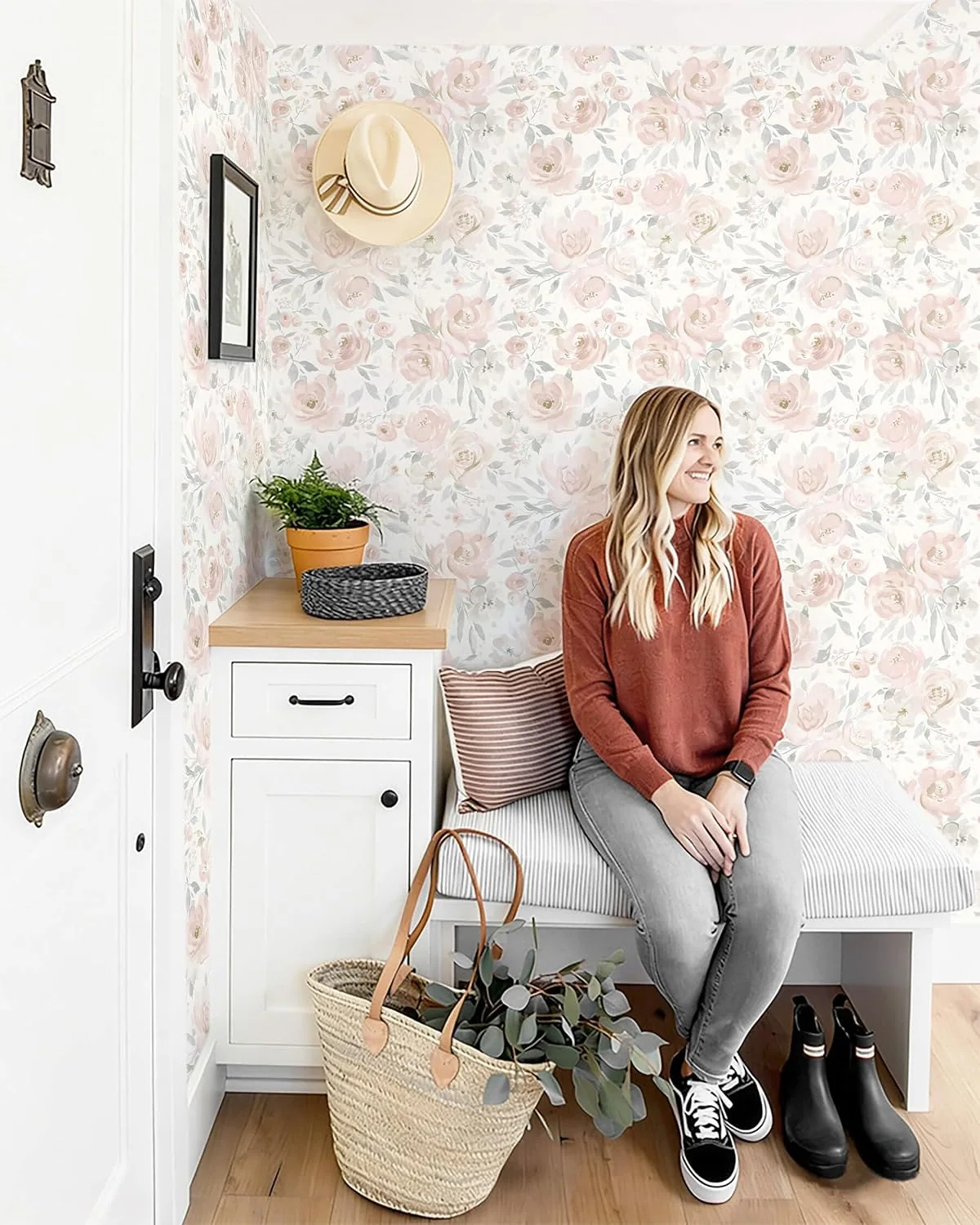 Heroad Blush Floral peel and stick wallpaper in a room