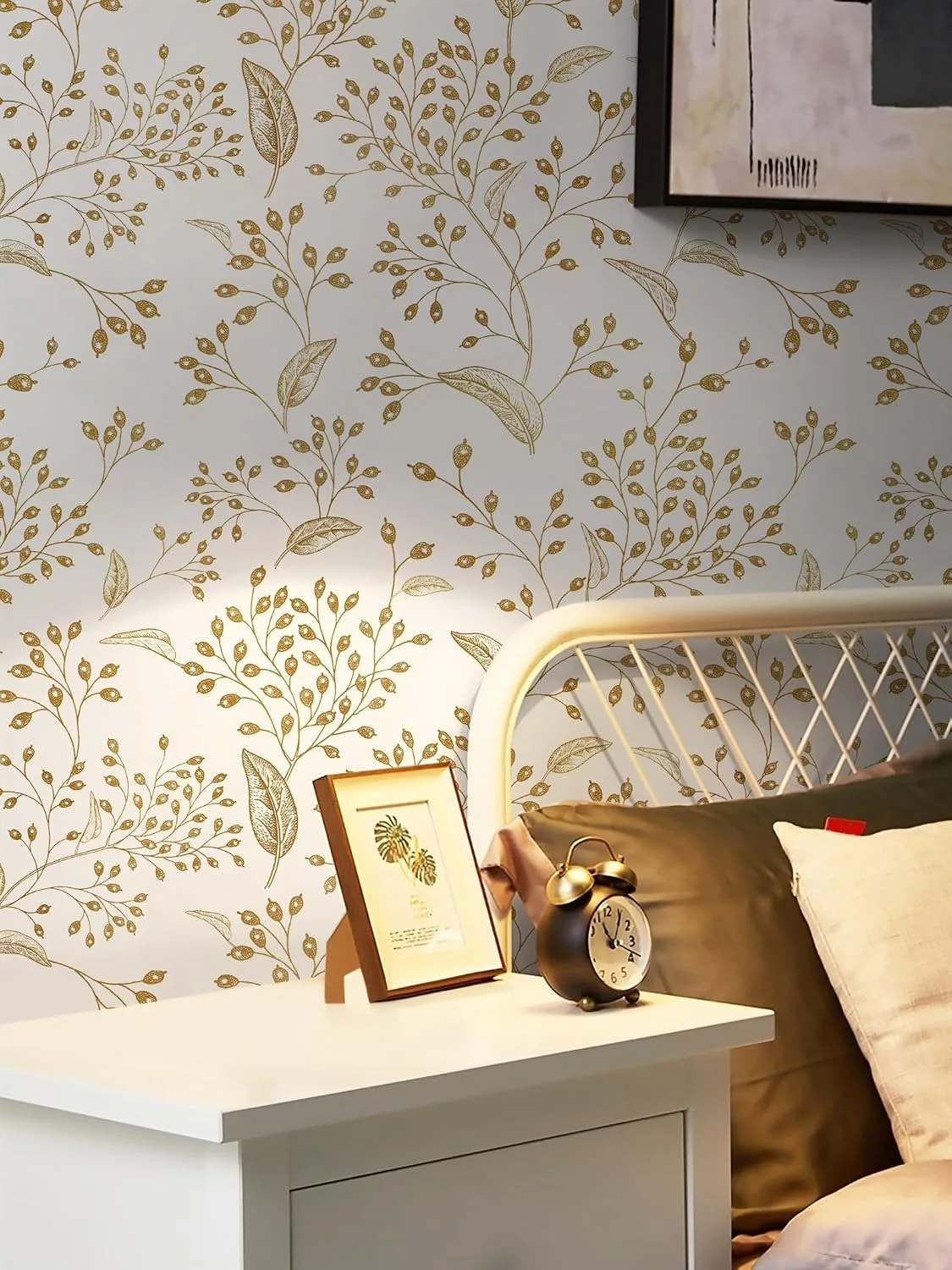 Heroad White and Gold Floral peel and stick wallpaper in a room