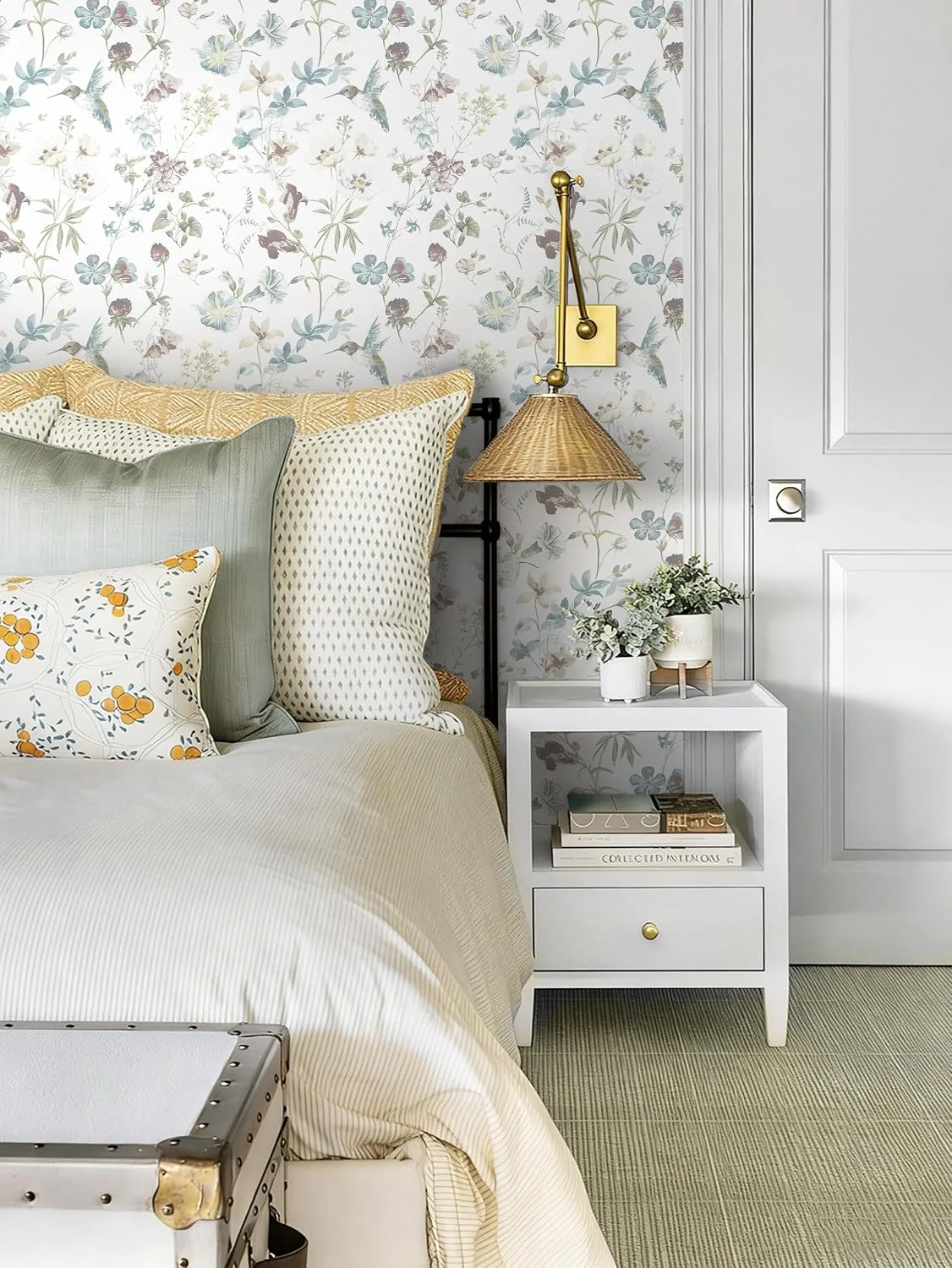 Heroad White Hummingbird Floral peel and stick wallpaper in a room