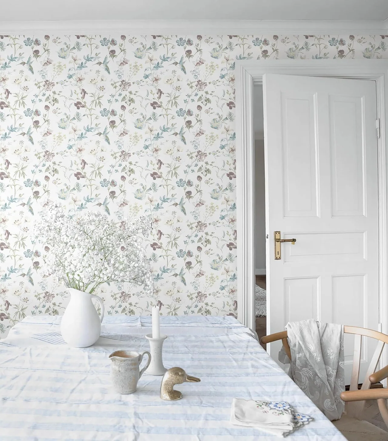 Heroad White Hummingbird Floral peel and stick wallpaper in a room